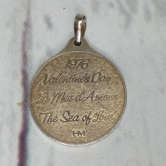 HM 1976 Valentine's Day Medallion Pendant - Picture 5 of 11